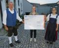 Bild: adj
Dirigent Alfons Steiner, Zweiter Vorsitzende Monika Wisman und Kassiererin Sabrina Busch (von links) präsentieren den Scheck für die Überweisung.