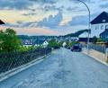 Bild: Eichl
Im Säubergweg tut eine neue Asphaltierung dringend not. Die Gemeinde will hier heuer noch für bessere Straßenverhältnisse sorgen.