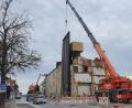 Bild: hmr
Die Arbeiten für den Abbruch des ehemaligen Seniorenheims St. Maria in Waldsassen gingen am Mittwochvormittag weiter. Mit einem Autokran werden Staubschutzvorhänge an der Straßenseite in Stellung gebracht. Der Verkehr läuft während der Arbeiten halbspurig an der Baustelle vorbei.