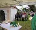 Bild: kro
Stadtpfarrer Georg Flierl erteilte der Pfarrkapelle in Wondreb den kirchlichen Segen. Bei der Feier mit dabei waren auch (vorne, von links) Zweiter Bürgermeister Peter Gold, Dritter Bürgermeister Norbert Schuller sowie Cornelia und Franz Stahl.