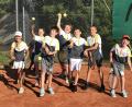 Bild: exb
Sie bleiben am Ball und freuen sich über den Meistertitel: die Spieler des U12-Teams der Spielgemeinschaft TSG Mantel/Weiherhammer mit dem TC Etzenricht.