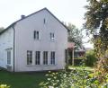 Bild: Gabi Schönberger
Große Fenster, grüner Garten und auf der Vorderseite ein großer Holzbalkon. Die Wohnung im evangelischen Pfarrhaus in Windischeschenbach ist bei Mietern beliebt. Im Erdgeschoss will der Kirchenvorstand jetzt eine zweite Wohnung einbauen.