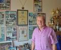 Bild: Thomas Sporrer *_&lt;F 00rB
Unzählige Urkunden und Pokale prägen das Arbeitszimmer von Gerd Richter. Sie dokumentierten die Teilnahmen an Marathonläufen und Ski-Langläufen, unter anderem beim Wasa-Lauf in Schweden.