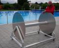 Bild: hmr
Bademeister Gerald Riederer bereitete am Sonntagvormittag die Entfernung der Wettkampfabtrennungen im Schwimmerbecken vor, die wegen der Abstandsregelungen die ganze Saison über eingehängt bleiben mussten.