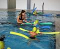 Bild: ubb
Und immer schön hinter dem Vordermann bleiben: Katja Mauersberger zeigt den Kindern, wie sie sich über Wasser halten können.