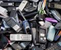 Symbolbild: Kay Nietfeld/dpa
Insgesamt 124 Millionen Mobiltelefone sollen laut Schätzung der Deutschen Umwelthilfe ungenutzt in deutschen Haushalten liegen. Das sind insgesamt 2,9 Tonnen Gold, 30 Tonnen Silber, 1100 Tonnen Kupfer, die recycelt werden könnten.