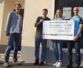 Bild: mfh
Von links Stefan Thar, Vorsitzender des Schlacken-Vereins, Marco Kind von der Selbsthilfegruppe krebskranker Kinder Amberg-Sulzbach sowie Simone Rossmann und Wolfgang Rossmann von Rossmann-Aktiv bei der Spendenübergabe.