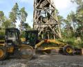 Bild: Hirsch
Mit schwerem Gerät ließen die Bayerischen Staatsforsten die Zufahrtswege zum Turm ertüchtigen und verstärken. Das Holzgerüst wird in Kürze abgerissen.