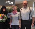 Bild: awo
Sie war die Anlaufstelle im vereinseigenen Museumslokal „Brot & Zeit“ für alle Gäste und Besucher des Geschichtsparks, hat die Einrichtung in Fahrt gebracht und durch die Corona-Krise geschippert. Nun wurde Bettina Rößler in einer kleinen Feierstunde durch den Verein Via Carolina-Goldene Straße e.V. verabschiedet. Im Bild (von links) Vorsitzender Alfred Wolf, Bettina Rößler, Geschäftsführerin Ilona Hunsperger und wissenschaftlicher Leiter Stefan Wolters.