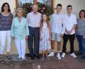 Bild: wku
Glückwünsche zum 85. Geburtstag: (von links) Tochter Sandra, Ehefrau Gerda, Jubilar Georg Ziegler, die drei Enkel Lisa, Martin und Luca sowie Zweite Bürgermeisterin Doris Lehnerer.