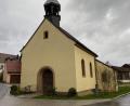Bild: u
Sie ist der Mittelpunkt des Dorfes – die der Heiligen Dreifaltigkeit geweihte Kapelle in Krickelsdorf. Am 15. Oktober 1861 wurde sie neu benediziert. Die Krickelsdorfer können also heuer das 160-Jährige ihres Kirchleins feiern.