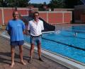 Bild: Portner
Zwei sympathische Beckenrand-Sheriffs: Bademeister Reinhard Klein (rechts) wird bei der Aufsicht von der örtlichen Wasserwacht unterstützt. Die meisten Stunden leistete hier Martin Markl (links) ab. Am ersten Schultag, am 14. September, gab es allerdings nicht viel zu tun.