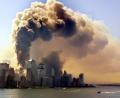 Archivbild: Hubert Boesl/dpa
Das Archivbild vom 11. September 2001 zeigt die Südspitze von Manhatten mit den einstürzenden Türmen des World Trade Centers in New York, in die Terroristen zuvor zwei Verkehrsflugzeuge gelenkt hatten. Bei den Anschlägen kamen fast 3000 Menschen ums Leben.