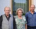 Bild: lgc
Zusammen mit Ehefrau Hedwig nimmt Hubert Scherm (Zweiter von links) die Glückwünsche von Bürgermeister Johannes Schmid (links) und Josef Thaller (rechts) von der Pfarrei zu seinem 90. Geburtstag entgegen.