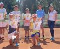 Bild: lst
Spiel, Satz und Sieg: Die Jugendlichen, hier die U14 mit Organisatorin Lena Alt (rechts), bieten bei der offenen Tennis-Stadtmeisterschaft spannende Partien und bekommen als verdienten Lohn Pokale und Urkunden.