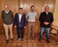 Bild: ral
Jagdpächter sind nun Matthias Päffgen (links) und sein Sohn Max (Zweiter von rechts), hier zusammen mit Jagdvorsteher Edwin Deichl und Bürgermeister Josef Deichl.