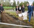 Bild: szl
Ins Netz gegangen: Landwirtschaftsministerin Michaela Kaniber (Mitte) und Ministerpräsident Markus Söder (vorne rechts) bei der Karpfenernte. Mit im Bild: Teichwirt Klaus Bächer, Tochter Lena und Ehefrau Manuela (von links).