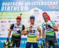Bild: Voigt
Das Siegerpodest nach dem Einzel-Rennen bei den deutschen Biathlonmeisterschaften am Arber: Der Drittplatzierte iJohannes Donhauser aus Ursensollen mit dem Sieger Erik Lesser und dem Zweitplatzierten Roman Rees.
