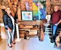 Bild: lg
Maria Schießl und Alfred Tragl präsentieren im Atelier des Muschenrieder Holzbildhauers in einer Zusammenschau eigene Lieblingsobjekte. Dazu zählen die Acrylbilder in der Mitte und die janusköpfige Figur rechts.