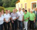 Bild: dl
Gauschützenmeister Manfred Muck (rechts) gratulierte den erfolgreichen Teilnehmern am Schießen und den Gau-Wanderpokal.