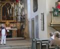 Bild: fks
Kirchenmaus "Lenny" sprach von der Kanzel mit Kirchenführerin Karoline Lehner (links) über die Geschichte der Leonhardikirche in Krummennaab. Susanne Götte lieh der Maus ihre Stimme.