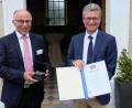 Bild: do
Strahlende Gesichter gibt es bei der Auszeichnung von Bürgermeister Albert Nickl (links) mit der Bayerischen Denkmalschutzmedaille durch Wissenschafts- und Kunstminister Bernd Sibler.