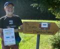 Bild: sh
Wegeinitiator Hans Meindl mit den neuen Wanderwegschildern, die an der Quelle in Ehenfeld und an der Einmündung in die Naab bei Wernberg-Köblitz aufgestellt wurden.