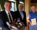 Bild: le
Mit Altlandrat Simon Wittmann (Dritter von links) hat das Neustädter Landkreissiedlungswerk einen ersten Ehrenvorstand. Aufsichtsratsvorsitzender Ernst Schicketanz (von links), Vorstandsvorsitzender Rupert Troppmann und Landrat Andreas Meier gratulieren.
