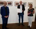 Bild: hmr
Eine Dankurkunde von Staatsminister Joachim Herrmann für langjähriges verdienstvolles Wirken als Kreis- und Stadtrat nahm Robert Christ (Mitte) aus den Händen von Bürgermeister Bernd Sommer entgegen. Darüber freute sich auch Christs Lebensgefährtin Annette Spreitzer.