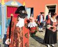 Bild: lg
Mit Pestmaske und Abstandsstab spielte Florian Waldherr auf die Pandemie an. Er und die Vorsitzende Bianca Reil (Hintergrund) moderierten souverän die Umsetzung des Programms von Stadt.Spiel.Platz.