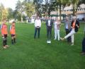Bild: fz
Mit Fragen und Antworten spielen sich Leo, Leon und Felix (von rechts) mit der Bundesministerin den Ball zu. Anja Karliczek, nach eigener Aussage früher Handballerin, schlägt dabei eine gute "linke Klebe".