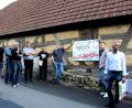 Bild: ds
Architekt Markus Rösch (rechts) erläuterte die geplanten Verbesserungen an der engen Dorfstraße mit den bis an den Straßenrand angrenzenden Anwesen.