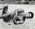Archivbild: Karl-Heinz Walter
Steffen Wild steht quer: Die Aufnahme zeigt den Ausnahmekönner im Juli 1988 während eines Wettkampfs im Trickski. Zu dem Zeitpunkt hatte er bereits mehrere Deutsche Meisterschaften sowie die Jugend-Weltmeisterschaft gewinnen können. 2020 holte Wild gar seinen 46. Deutschen Meistertitel.