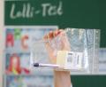 Bild: Roland Weihrauch/dpa
Nach dem Vorbild von Nordrhein-Westfalen sind ab Montag auch in Bayern Lollitests in Schulen zweimal pro Woche an der Tagesordnung. Für die Auswertung in Ostbayern ist das Synlab-Labor in Weiden zuständig.