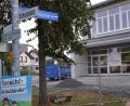 Bild: bkr
Zurzeit nicht nutzbar ist der Haupteingang zur Grundschule. Er wird behindertengerecht gestaltet.