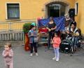 Bild: exb
Das Mitmachkonzert von „Tiri-Lii & Bummbatsch Peng“ bereitete Klein und Groß viel Spaß.