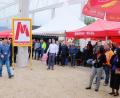 Bild: do
Nur zwei Monate nach dem ersten Spatenstich feiert die Firma Rogers im Eschenbacher Industriegebiet Hebfest für den Erweiterungsbau.