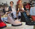 Bild: bl
Annett Holzgartner und Christine Pürzer haben dafür gesorgt, dass es in Pfreimd wieder ein Schuhgeschäft gibt. Für den Verkauf haben die beiden Gesellschafterinnen des "Schuhladl & more" fünf Mitarbeiter beschäftigt.