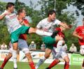 Archivbild: Hubert Ziegler
Der 1. FC Schlicht (weiße Trikots) greift an, auch in der Bezirksliga ist der Aufsteiger schon wieder vorne mit dabei.