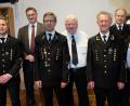 Bild: ohr
Der Stullner Bürgermeister Hans Prechtl (Zweiter von links) und die Zweite Bürgermeisterin aus Schwarzenfeld, Gaby Wittleben (rechts), mit den Vorstandsmitgliedern des Bergknappenvereins Matthias Heinrich (von links), Jürgen Ferschl, Ehrenvorsitzenden Wilhelm Hauser, Josef Heinrich und Johann Müller.