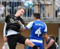 Bild: Thomas Schrems
Kopfballduell zwischen FC-Stürmer Nico Stark (links) und dem Selbitzer Loris Vogel: Die Tirschenreuther verloren das Heimspiel mit 0:5.