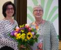 Bild: Hirsch
Kreisbäuerin Sabine Schindler (links) verabschiedete Hauswirtschaftsberaterin Annemarie Frank mit Blumen und einem Gutschein.