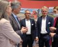 Bild: Hirsch
Beim zweiten ostbayerisch-böhmisch Innovationstag suchten die Gastgeber Cornelia und Michael Horsch (links) das Gespräch mit den Wirtschaftsvertreterinnen der Region Pilsen, Marcela Krejsova und Karla Stankova (von rechts) sowie den IHK-Vertretern Thomas Hanauer und Richard Brunner (Mitte).