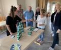 Bild: Katja Stiegler
Janett Maaß, Projektkoordinatorin Demenz bei der AOVE, verteilt Notfalldosen an Interessierte.