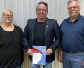 Bild: Markus Scharnagl/exb
Seit 40 Jahren ei aktiver Musiker ist Musikvereins-Vorsitzender Peter Erl. Claudia Hart und Dirigent Franz Bartl (rechts) gratulierten.