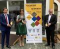 Bild: eib
Oberbürgermeister Andreas Feller ist stolz auf die Idee, den Staffelstab der Kulturstadt von Schwandorf an Wunsiedel mit Bier weiterzugeben. Das Bier wurde extra von jungen Brauern in Schwandorf mit Pilsner Zutaten gebraut, in den Felsenkellern gereift, von der Brauerei Jakob abgefüllt und von der bayerischen Bierkönigen Sarah Jäger übergeben.