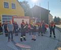 Bild: Böckl/exb
Die Jugendbeauftragten der Gemeinde Plößberg, Bettina Krapfl (vorne rechts) und Philip Böckl (vorne links) überreichten Tobias Franz (vorne Mitte), Jugendwart der Feuerwehr Schönkirch, eine Spende. Weil die Jugendfeuerwehrler aus ihren Schutzanzügen herausgewachsen sind, mussten neue angeschafft werden.
