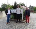 Bild: Stefan Hüttl/exb
Schulleiter Oberstudiendirektor Meyer und Oberstufenkoordinator Studiendirektor Meidenbauer gratulieren Philipp Erhardt zur Aufnahme in das Elitenetzwerk Bayern.