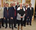 Bild: fdl
Bürgermeister Hermann Falk (hinten, links) und der Vertreter der Sängergruppe Amberg, Christian Fink, gratulierten dem neuen Vorstand; (Von links): Alfred Hausmann, Thomas Gnan, Fritz Dietl, Bernhard Meier, Wolfgang Falk, Sepp Falk, Chorleiterin Saskia Krügelstein, Norbert Falk und Helmut Sperber.