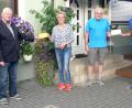 Bild: lep
Positiv wurde die Aktion „Dumba bewegt“ angenommen. Insgesamt wurden fast 10000 Kilometer geschafft. Peter Nürnberger (links) überreichte ein Dankeschön an Claudia Götz, als beste Läuferin. Stephan Schmidt (rechts) gratulierte Reinhold Schmidt als bester Radfahrer.
